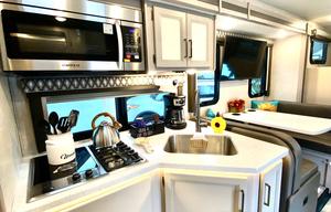 2023 Thor Motor Coach Quantum LF31 RV rental photo 13