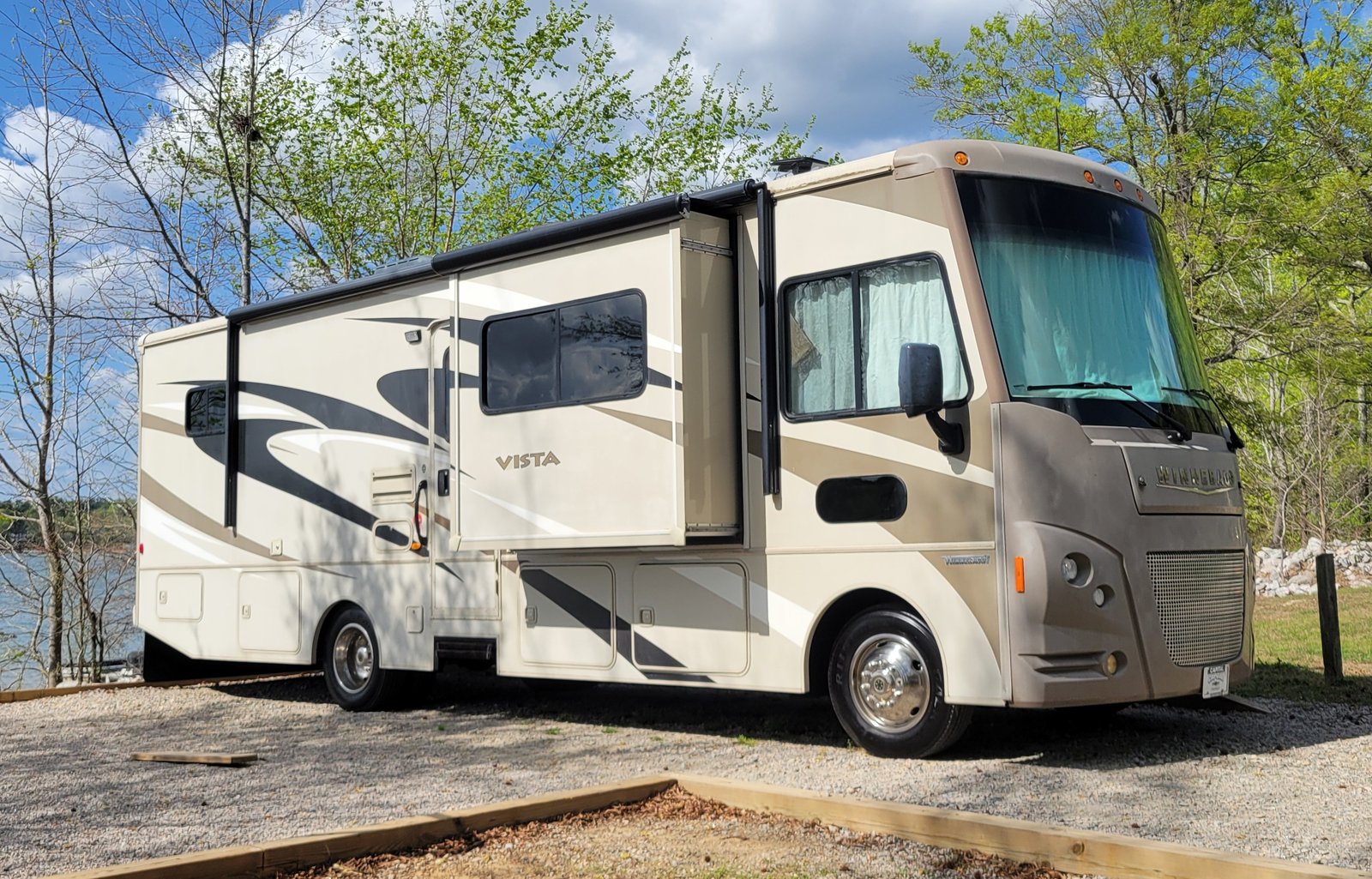 Class A Winnebago drives easy, sleeps 5