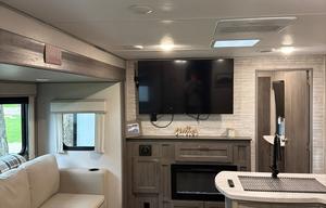2024 Couchman - Perfect for Your Next Adventure!