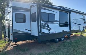 Family-sized 2022 5th Wheel