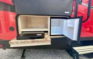 2019 Winnebago Industries Towables Minnie Plus 27BHSS RV rental photo 7