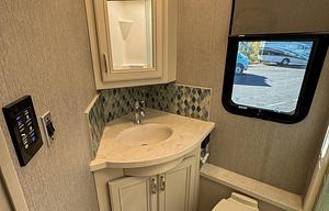 Holiday Rambler Luxury Coach /2 Full Baths & Bunks