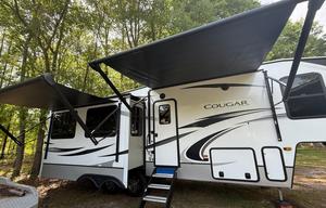 Luxe 2021 Cougar Cove 5th Wheel