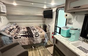 Portable Airbnb\2024 Dutchman Coleman Lantern 17B