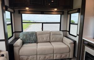 Deluxe 5th Wheel Luxury. Comfort.  Freedom.