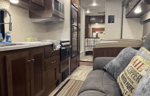 'Sally' Spacious w/ Outdoor speakers