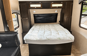 Lightweight Family Camper | Sleeps 6 | Bunks