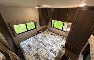 2020 27 ft Cozy Cruiser