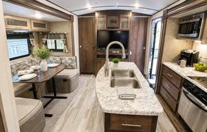 Surveyor 247BH Dog Friendly + Bunkhouse + Island