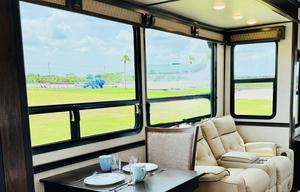 Deluxe 5th Wheel Luxury. Comfort.  Freedom.