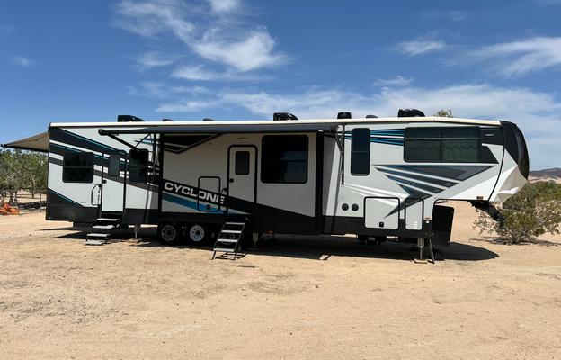 2022 Heartland Cyclone 4006-Toy Hauler, 13' Garage