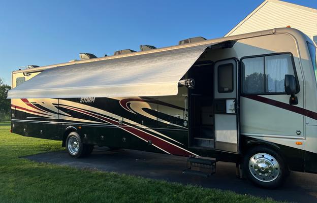 2017 Fleetwood Storm 36F - Will work w/your budget