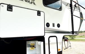 Phoenix Luxe Retreat – 2 Bedroom Family 5th Wheel