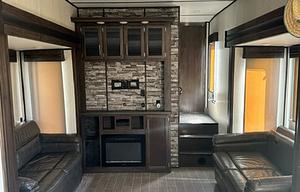 2019 Arctic Wolf 305ML6 | Sleeps 6 | 2 A/C