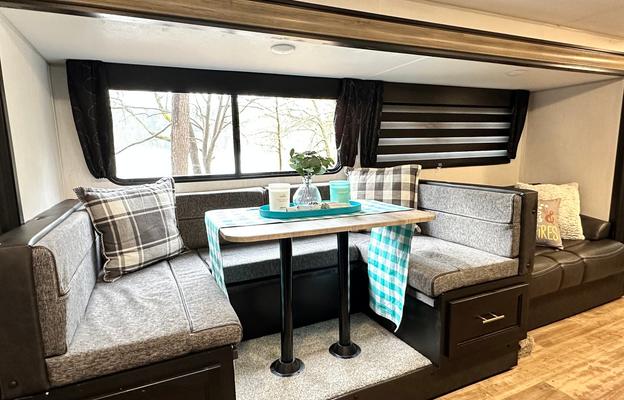 Large RV w Bunk House & Outdoor Kitchen & Grill