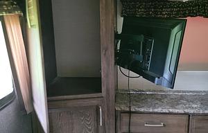 2016 Cougar 337FLS RV rental photo 8