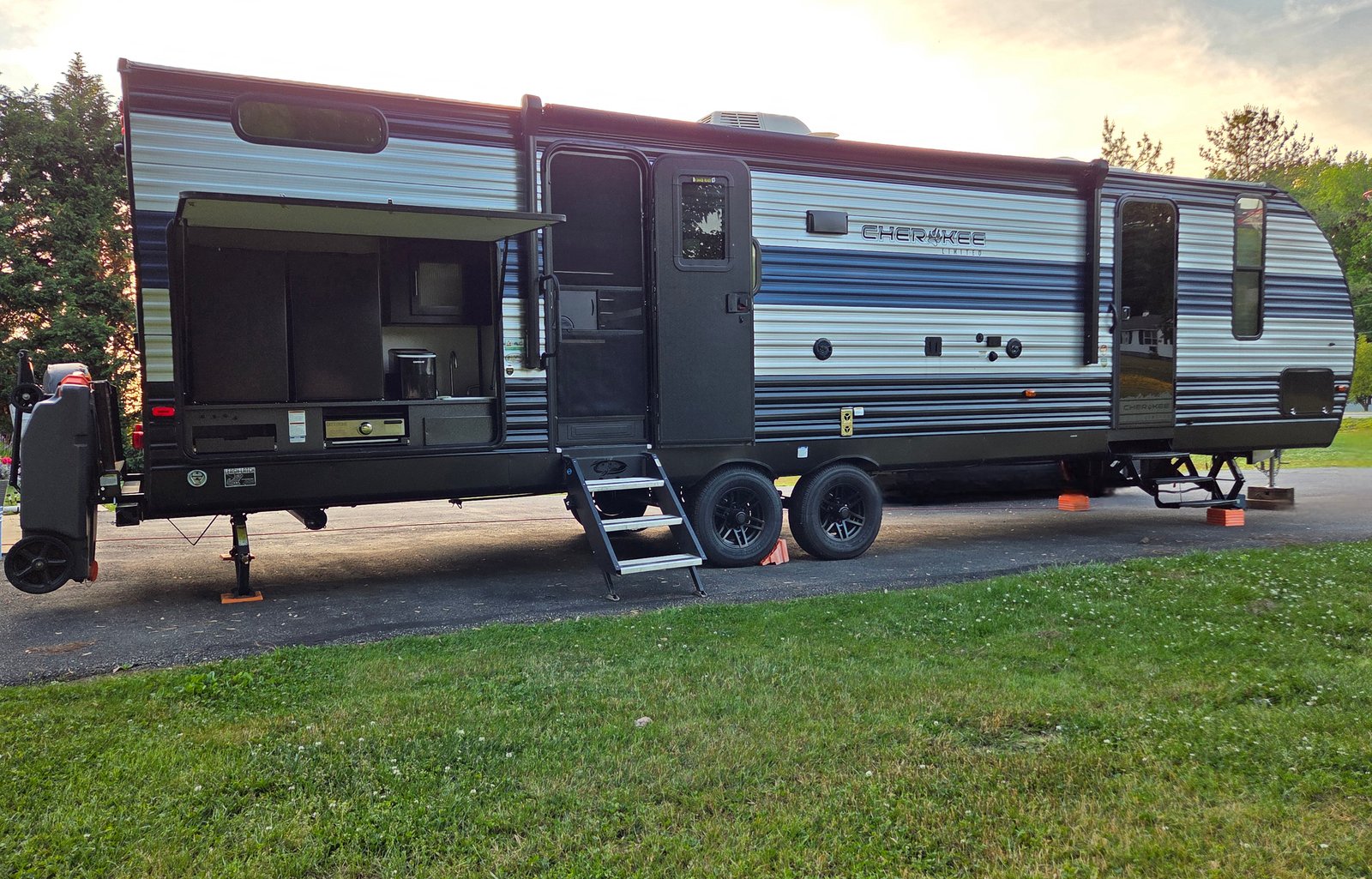 DE Adventurer - Fully Loaded, Kid & Pet Approved