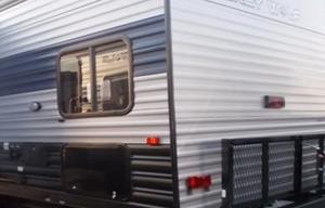 32 ft SMART HOME CAMPER WiTH HOT TUB & MESAGE CHAiR