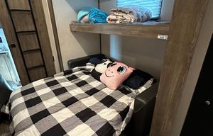Comfortable Pet Friendly RV Loaded with Extras!!