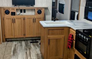Clean 2022 Camper W/ Queen Room and Bunk Room