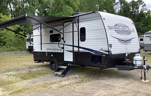 Light & Cozy Camper - Adventure Awaits!