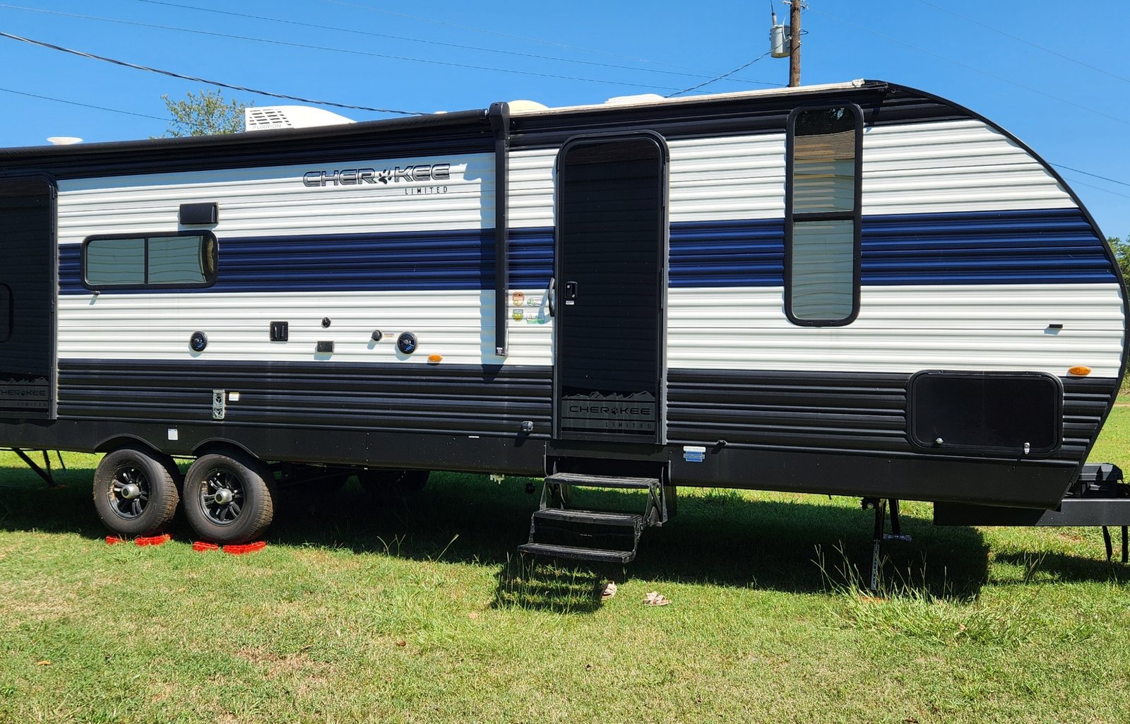 2023 Cherokee 294GEBG