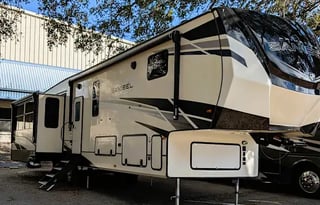 2022 SANIBEL 5TH WHEEL - Room for Everyone