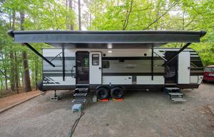 Fully Stocked Camper great for Families or Couples