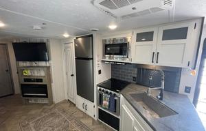 Glamping Haven: 2 Bdrms, Cozy Fire & Paws Welcome!