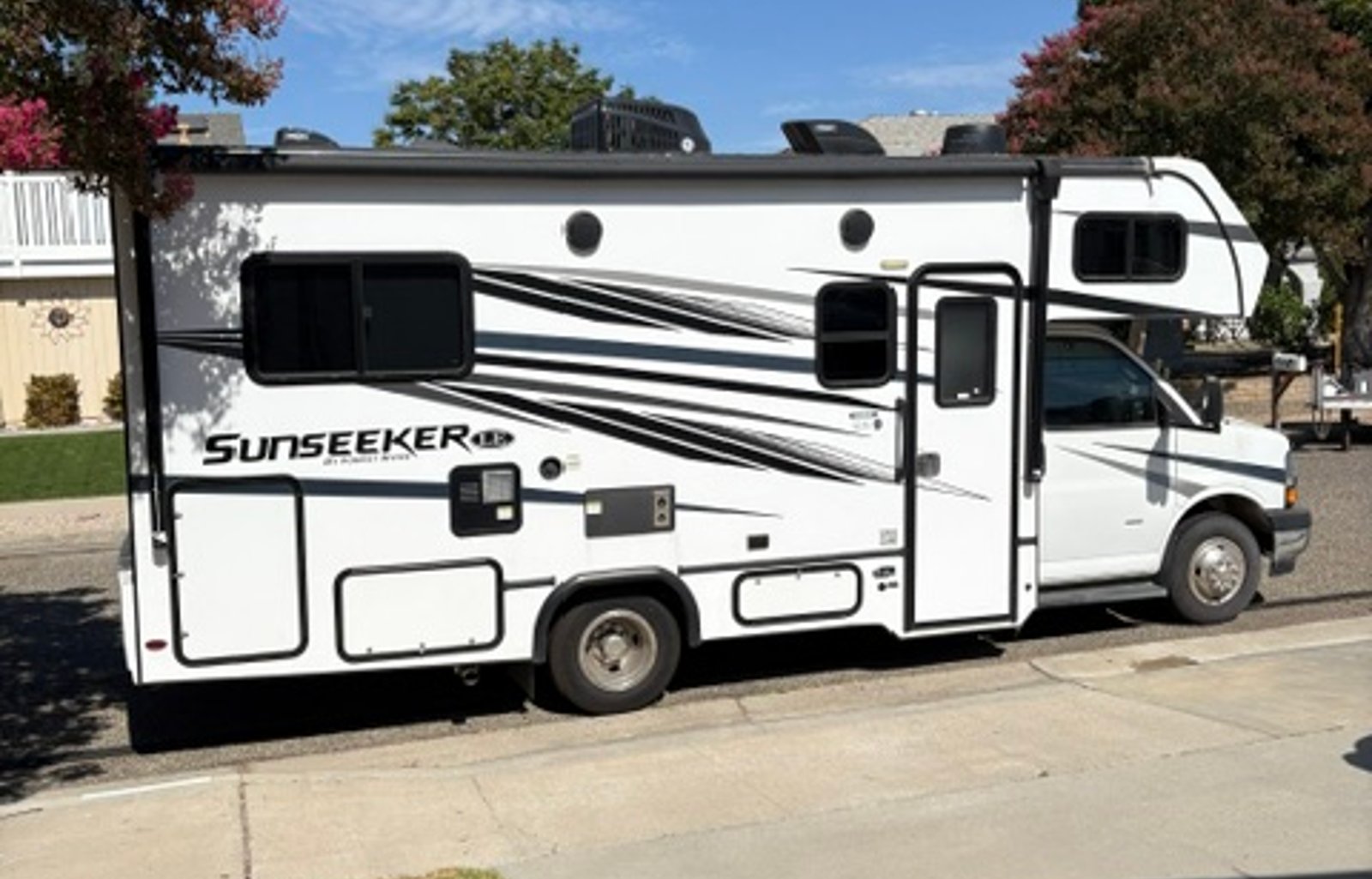 Betty Boondocks- 24ft Class C RV in Ventura County