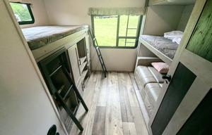 Outback | Large & Luxurious w/ Bunkhouse Sleeps 10