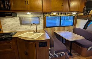 2014 Chevy RV of Altoona- Super Clean!