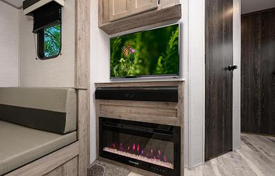 2023 Gulf Stream RV Conquest Ultra-Lite 236RL RV rental photo 2