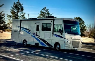 Winnebago Vista-King bed, Bunks - w/Onboard WIFI