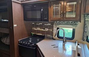 LIKE NEW- 31 foot Class C with Bunkbeds!!