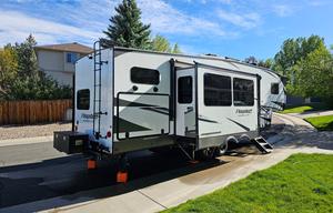Great 5th wheel to tackle any trip.