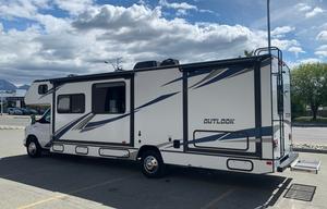 SKYLAR - 2020 Winnebago Outlook 31N 11704 PWI