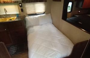 "Sweet Escape" Spacious 10-Person RV - Festivals