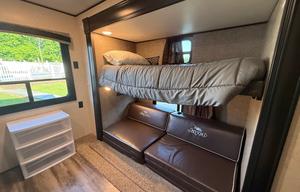 Smoky Mountain Family Bunkhouse-Sleeps 8-Delivery