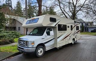Clean & Comfy 2016 Coachmen Leprechaun 26DS