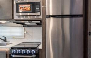 C16 *NEW* Leprechaun 8Sleeper 2 SlideOut rooms WOW