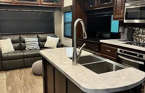 2018 Pinnacle 37RSTS RV rental photo 8