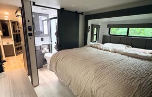 Luxury 2025 Alliance Valor 44V14 w/ 14' Garage