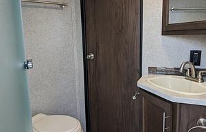 Luxurious 2 Bedroom  Pet Friendly HUGE RV