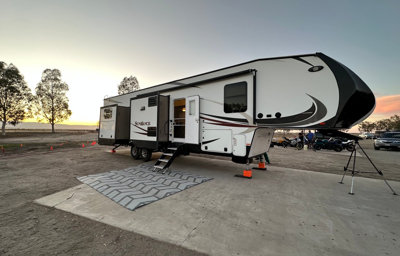 42ft Sundance 5th Wheel. Sleeps 10!