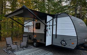 2024 Coleman Lantern 17B – Family & Pet Friendly!