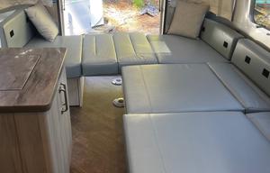 27 foot international - Power awning, Rear Hatch!