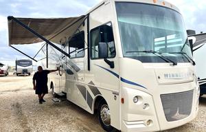Get Out of Town 2018 Winnebago Sunstar 31BE
