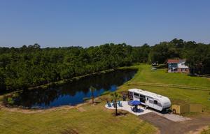 Fins and Feathers Retreat! Site Included! Hot tub!