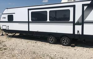 2020 Vibe 32BH RV rental photo 3
